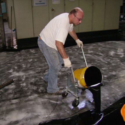 Malermeister Christoph Sachs bei der Arbeit