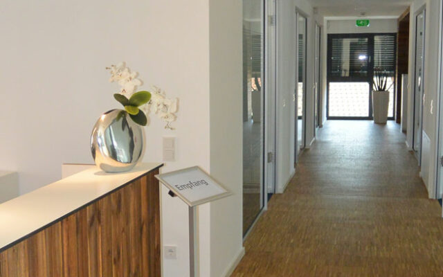 Volksbank Innenraumgestaltung Oberflaechen Fussboden Holz Lauterbach 3