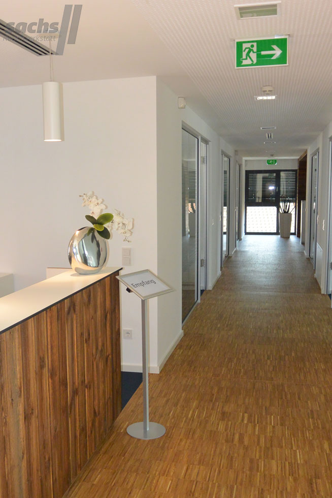 Volksbank Innenraumgestaltung Oberflaechen Fussboden Holz Lauterbach 3